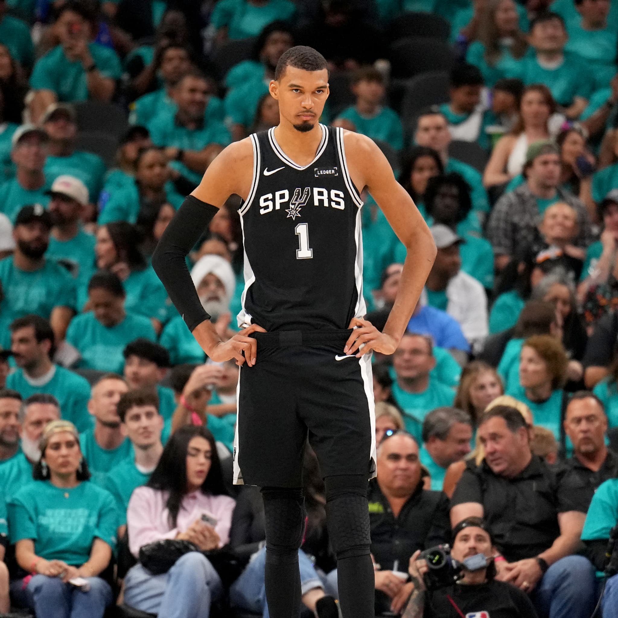 NBA对文班昨天拒绝媒体采访一事发出警告，并没有罚款。相关新闻:网页链接超话创作