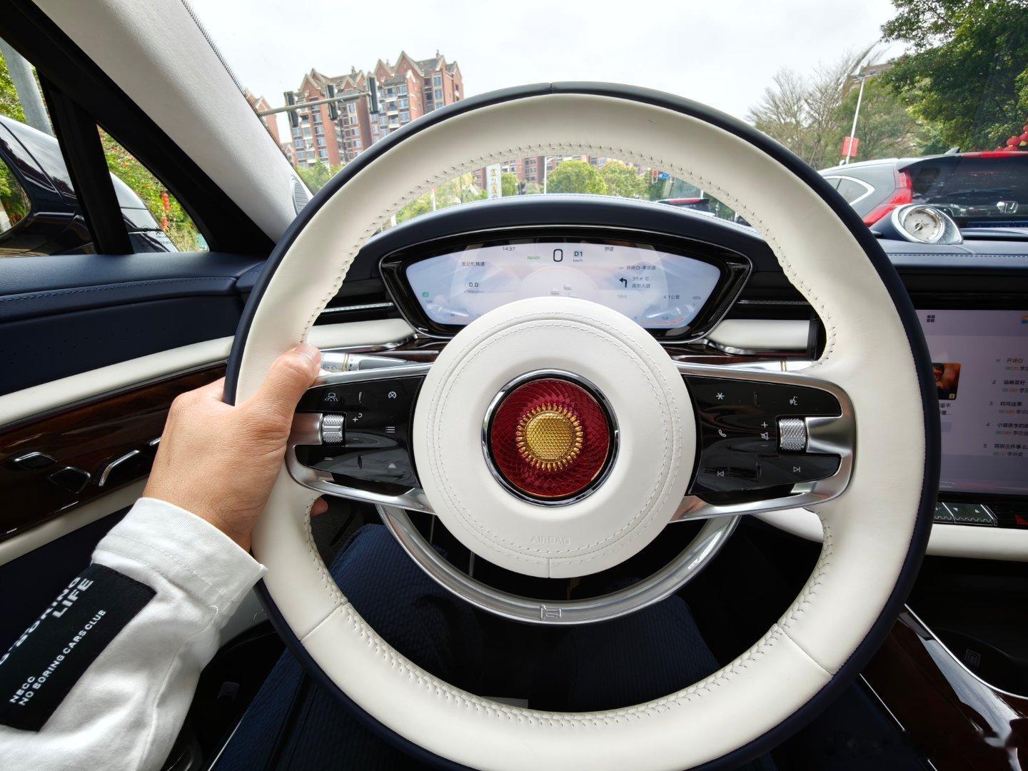 开这个车，必须讲究，一切都得呼应上。 