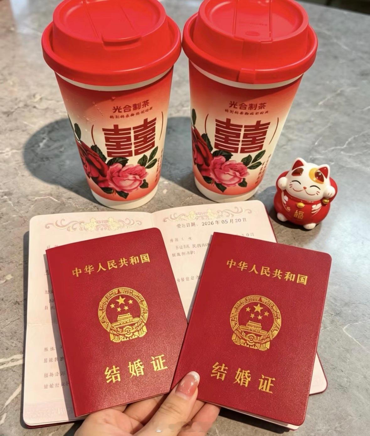 七夕民政局门口含糖量超标七夕连奶茶都是成对的七夕的浪漫落地在生活各处，有人在民政