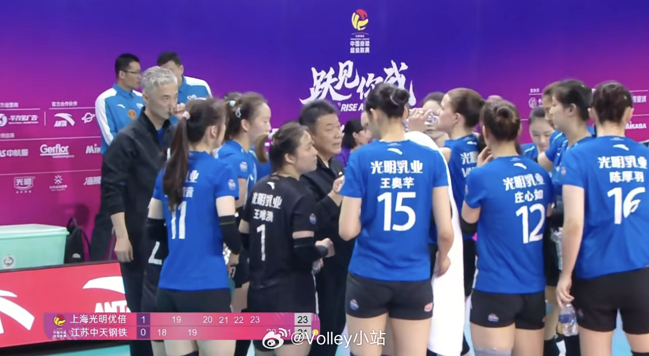 排超联赛决赛第二回合，上海女排2-0江苏女排（25-20 25-23）本局局末双