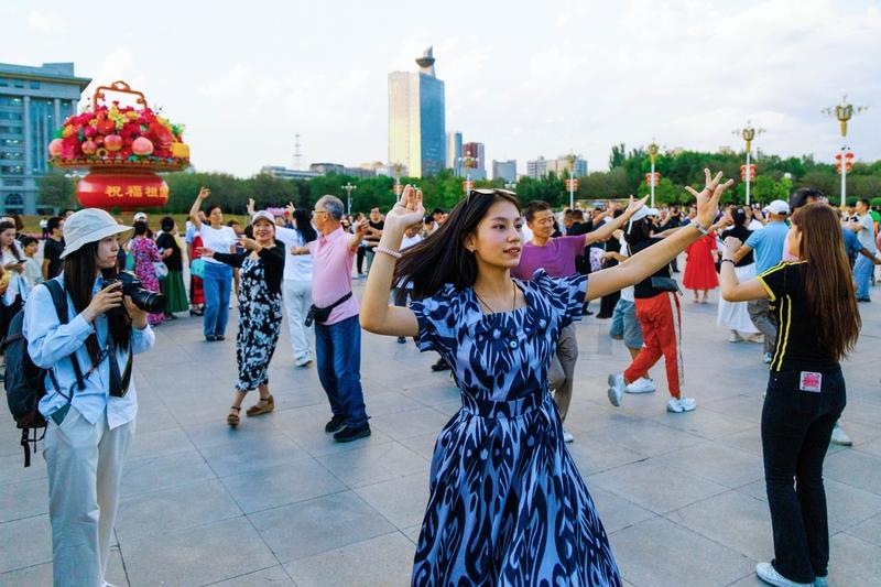 那美好时光仿佛就在眼前。记得小时候，和妈妈去环保公园放风筝。公园摊前的风筝各式各