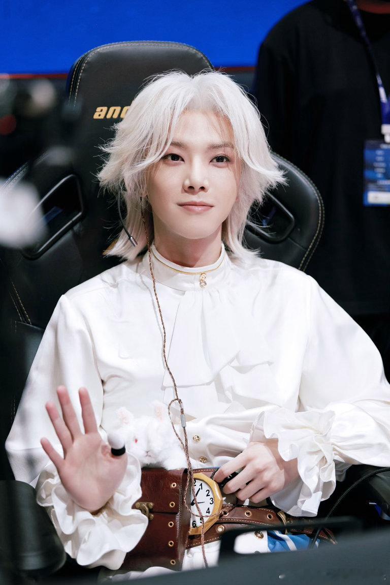 华晨宇这就是你养的死士吗华晨宇粉丝根本没有瓶颈期🌍火星演唱会万众期待，粉丝提前