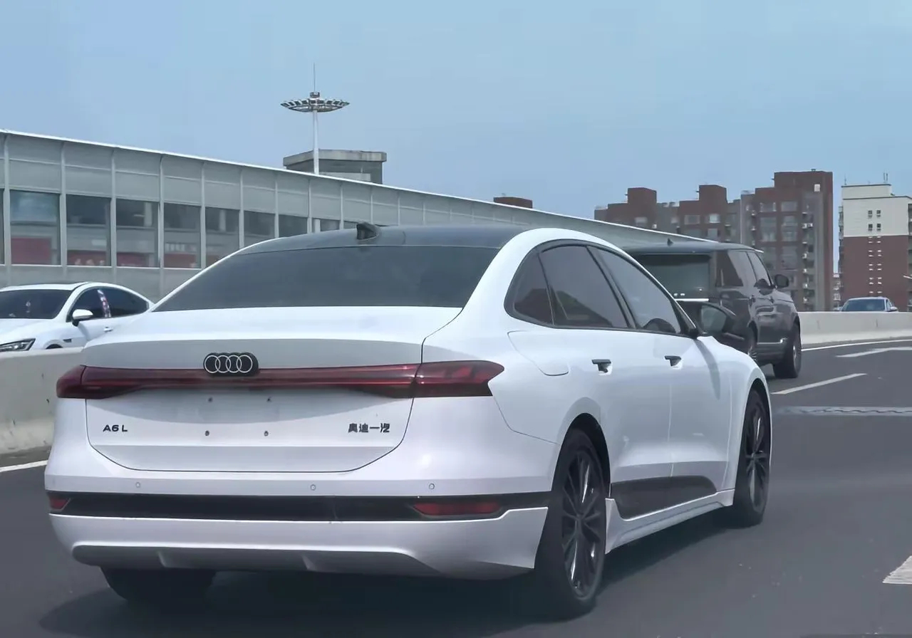 新款奥迪A6。前一段你们都笑宝马5系，现在这奥迪A6更好笑了吧。 ​​​