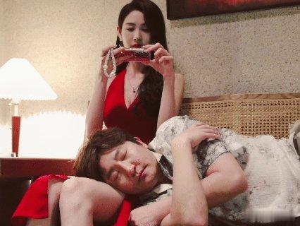 男子家中砸墙意外砸出三千万现金 看着主角轻轻松松收获千万财富，既觉得有趣又心生羡