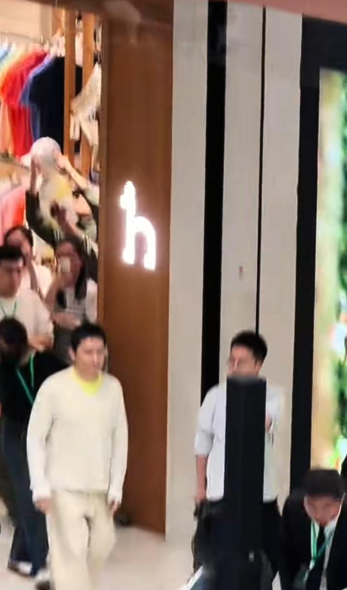 梁朝伟今天来昆山万象汇了，非常的拘谨和他在大银幕上反差非常大有点内向，很难想象无