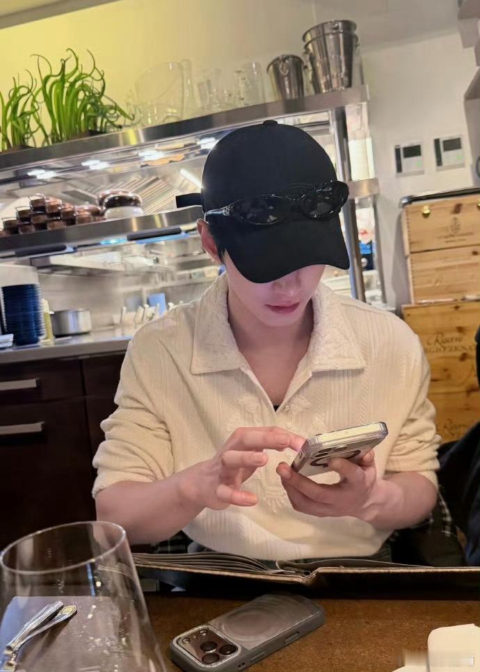 何与一周官宣三个代言，何与这也太争气了！待播剧赶紧抬上来，想看！ 