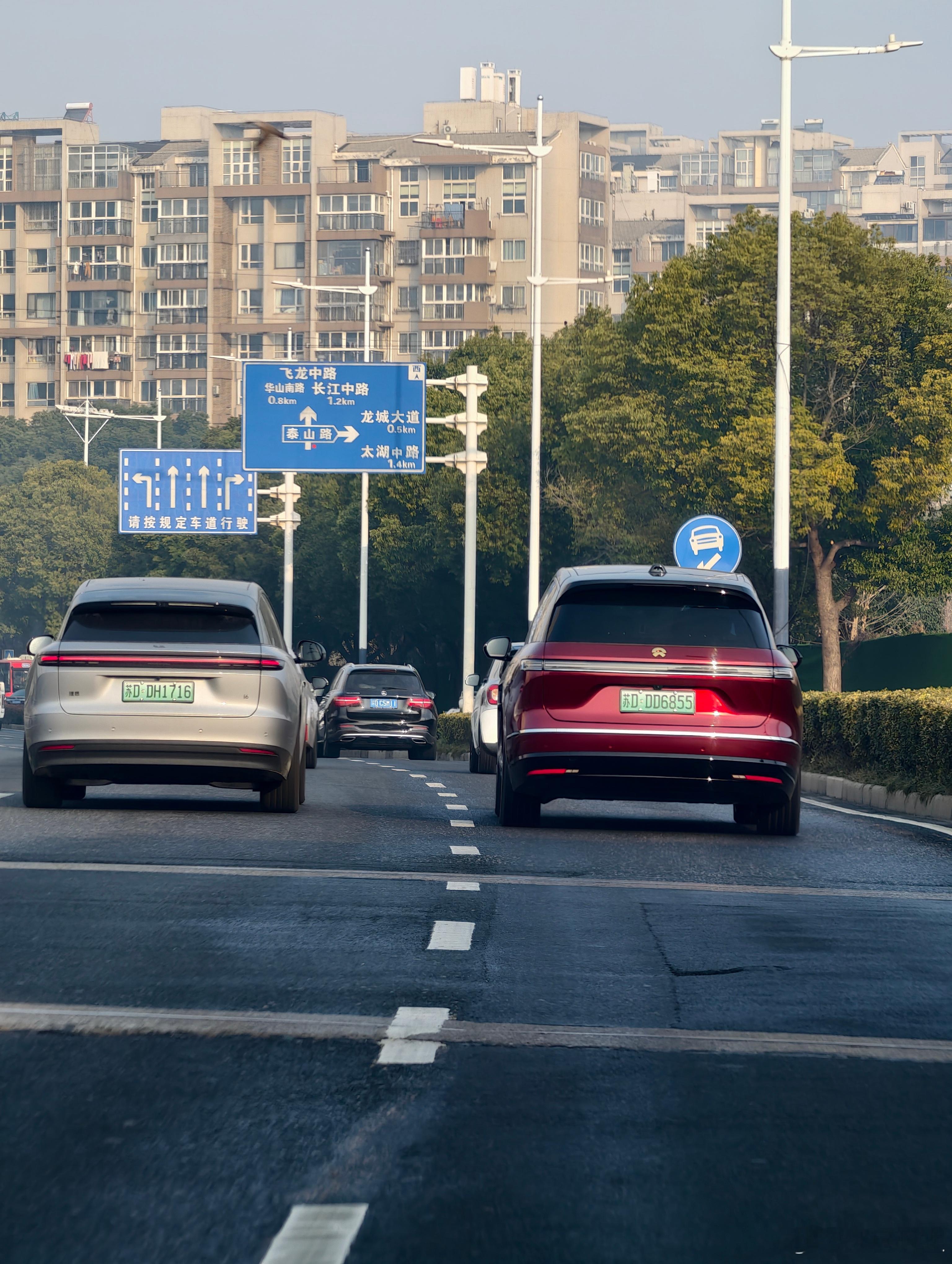 看到一辆红色的全新ES8，这个酒红色真好看。蔚来全新es8