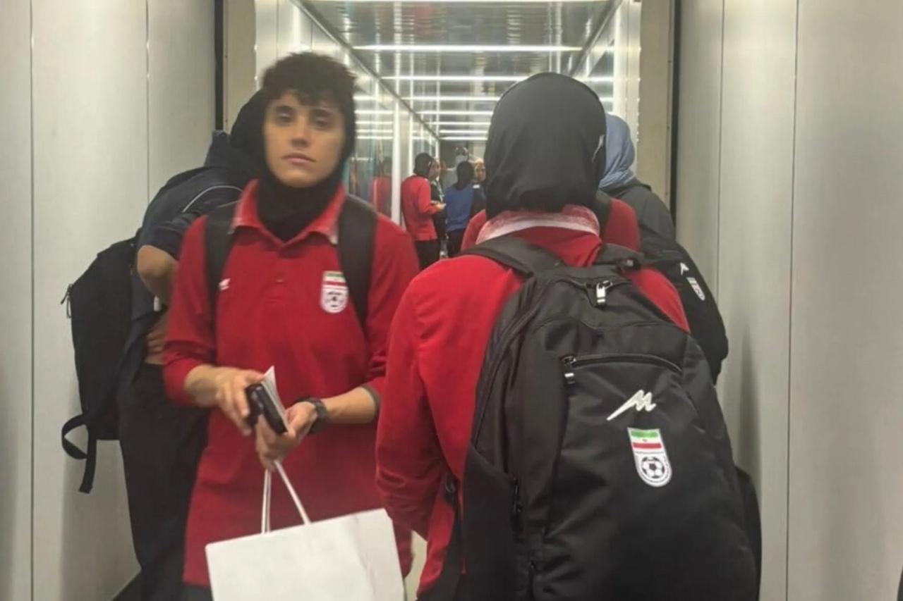 伊朗女足姑娘们已经启程回国，在登机前，又有两名成员拒绝登机。她们在当地警方的保护