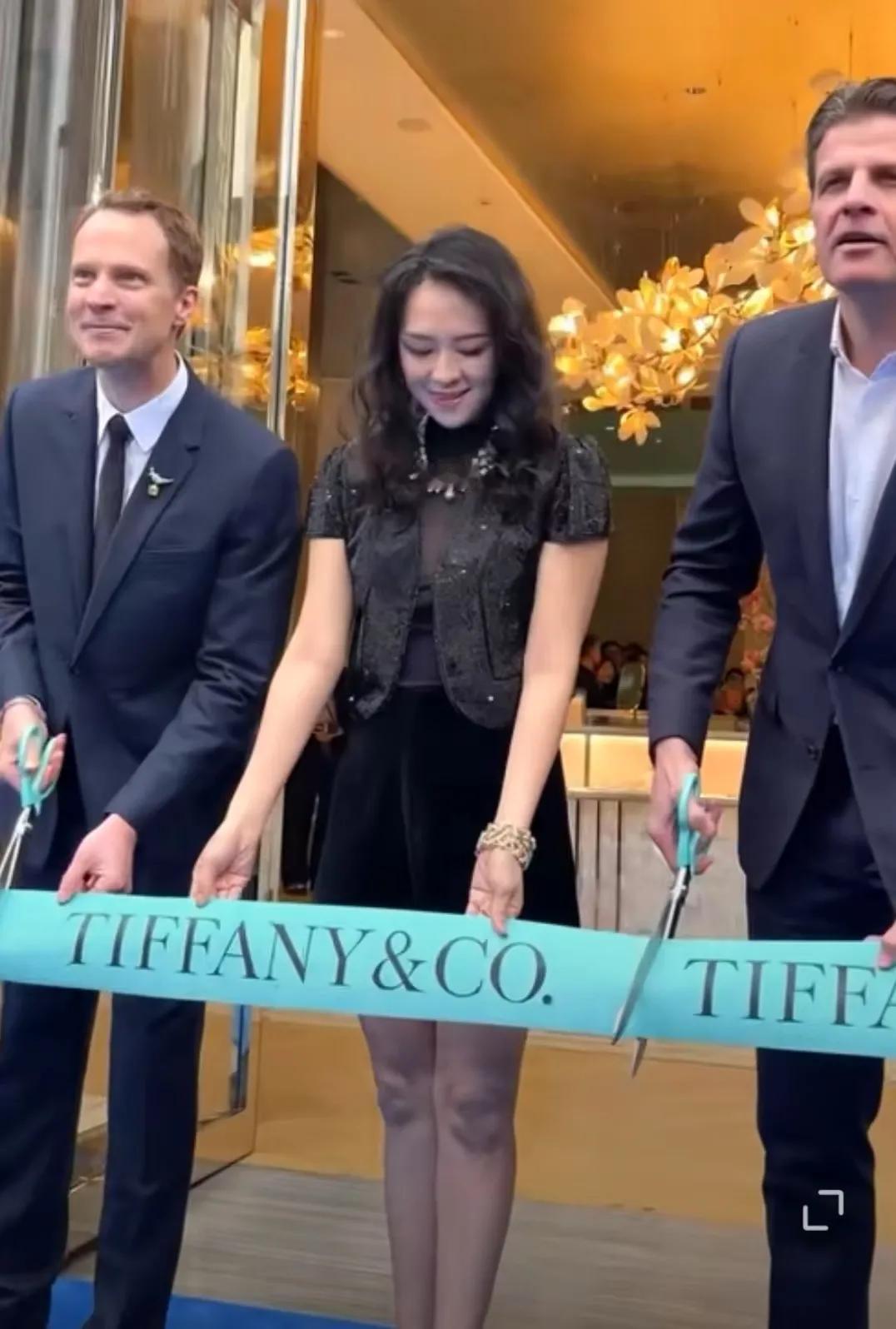 章子怡出席成都Tiffany活动，一袭黑色透视套装若隐若现，颈间珠宝神之点缀，气