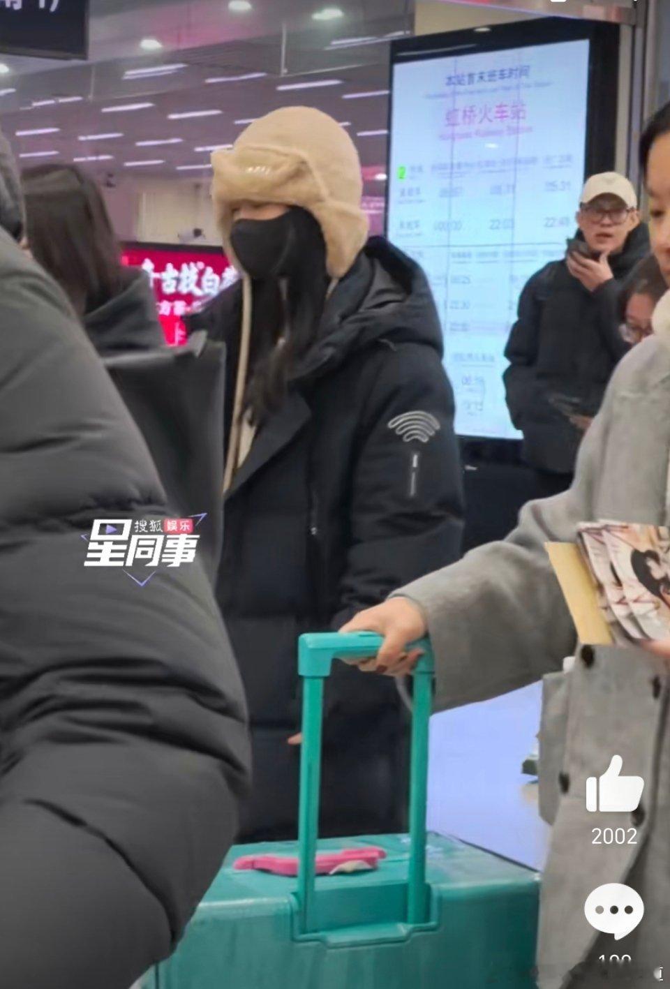 嘉人红毯 杨紫出图了吗？？ 