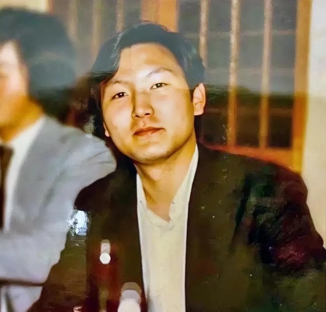 70年代末，尹锡悦读高中时，留下的一张老照片，镜头中的他穿着西装，看起来没有现在