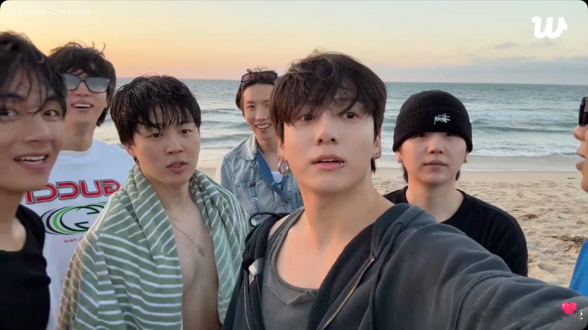 BTS直播 BTS今天在LA海边直播，说在努力制作专辑中✨看即将回归的素颜状态 