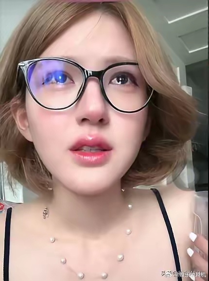 赵露思直播哭了，她没词了！直播第三天，扁喉体发炎，还在继续，她说公司坏，公司至今