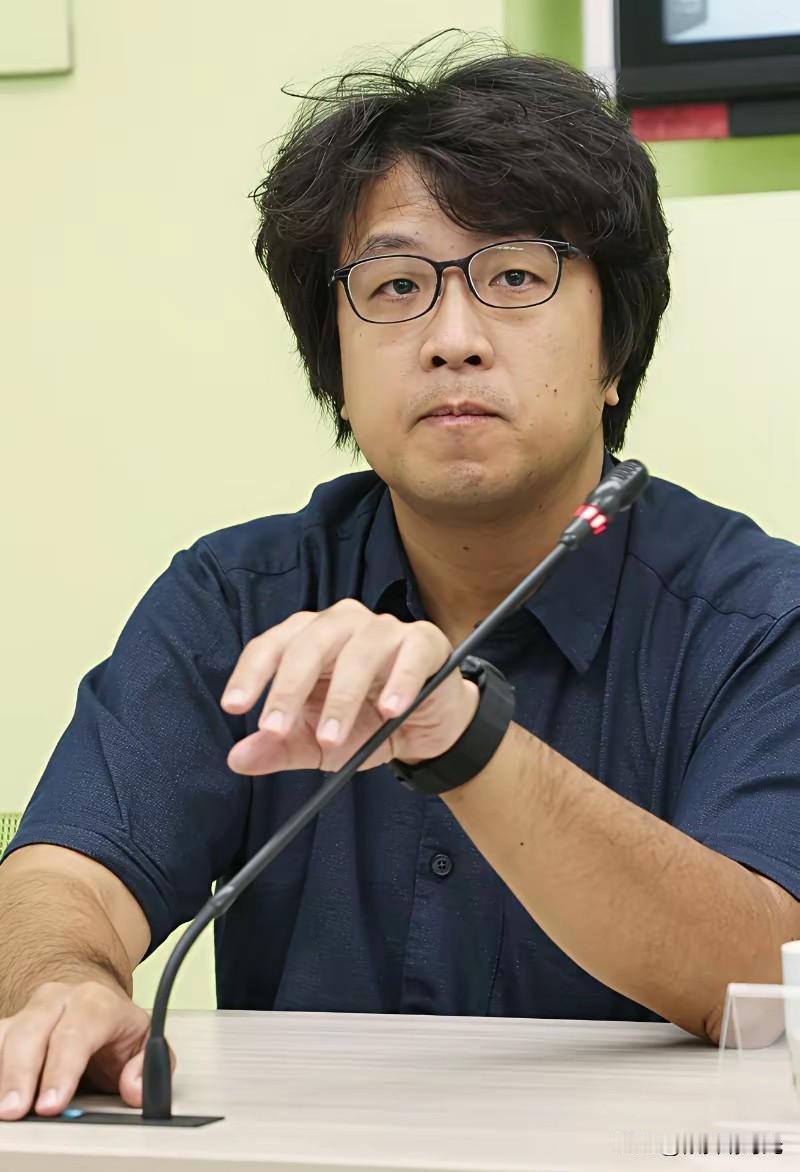 前脚民进党籍台北市长候选人沈伯洋晒出一份蓝白两营曾担任过台北市长的请益名单，其中
