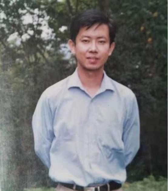 “我宁死也不道歉！”2019年一名乡镇执教19年的优秀教师，在亲吻过自己的一双儿