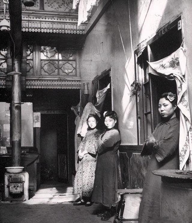 1949年，毛主席夜探北平偶遇恶霸，一句话令京城黑恶势力覆灭
夜深人静，胡同里到