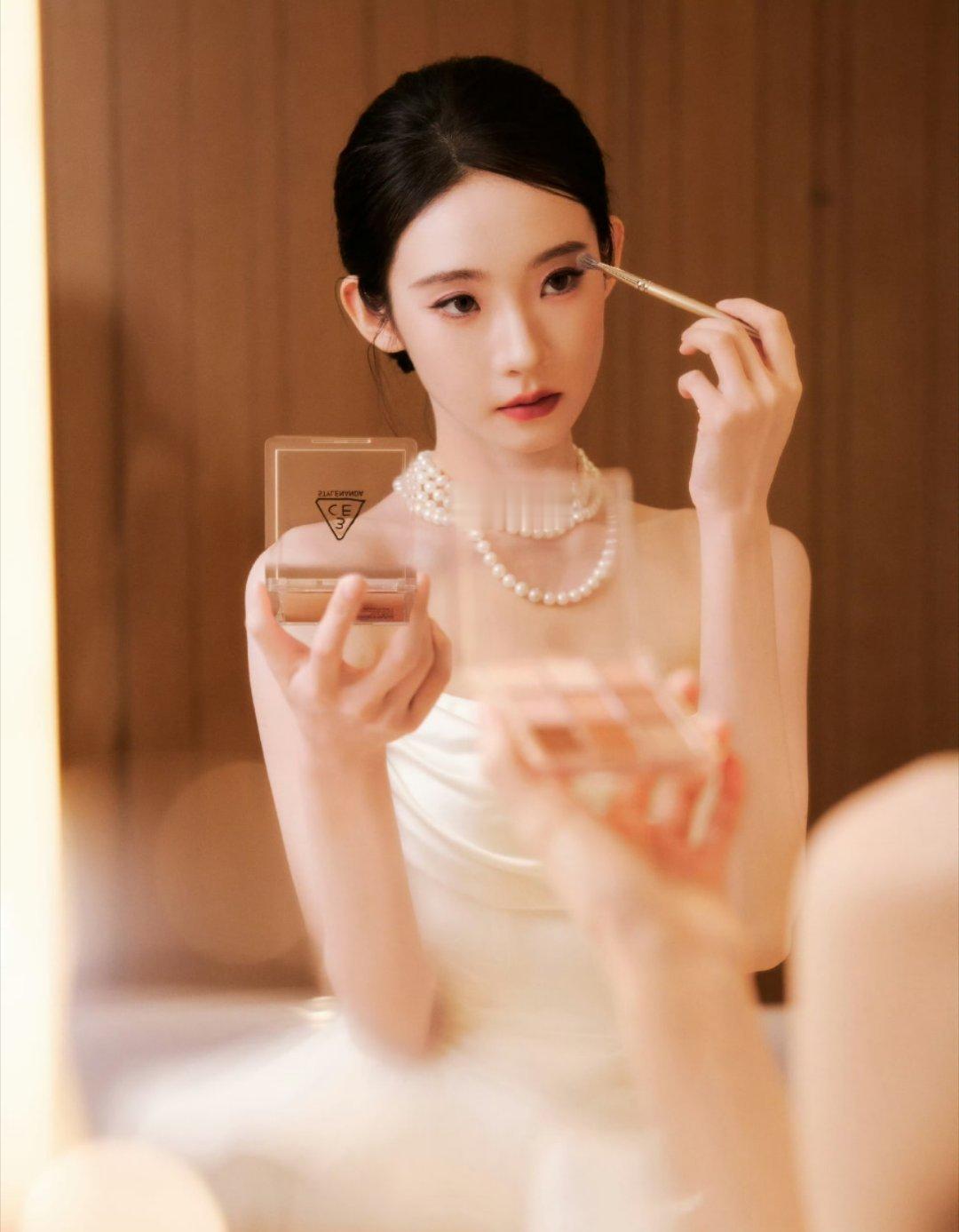 张艺凡超级美！也恭喜你获奖啊宝贝～ 