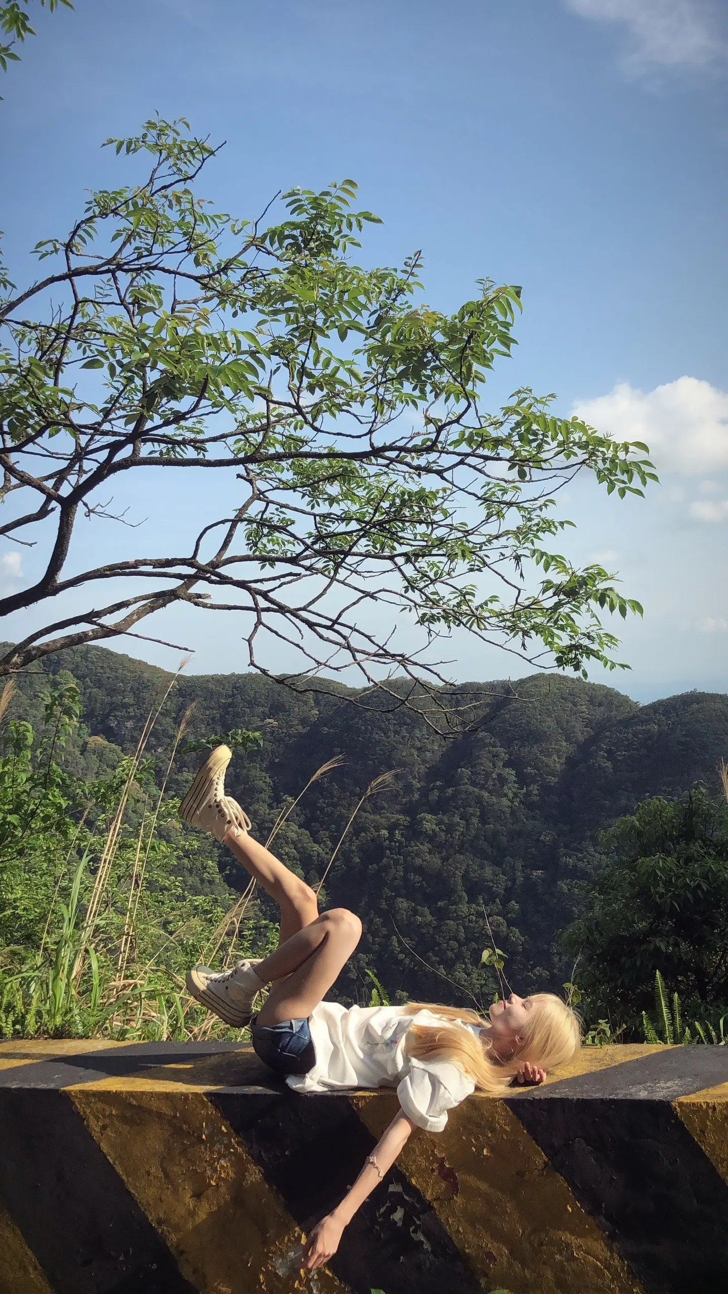 我不想结婚 也不想买房 我觉得我的灵魂应该去看世界 去看不同的风景 去...
