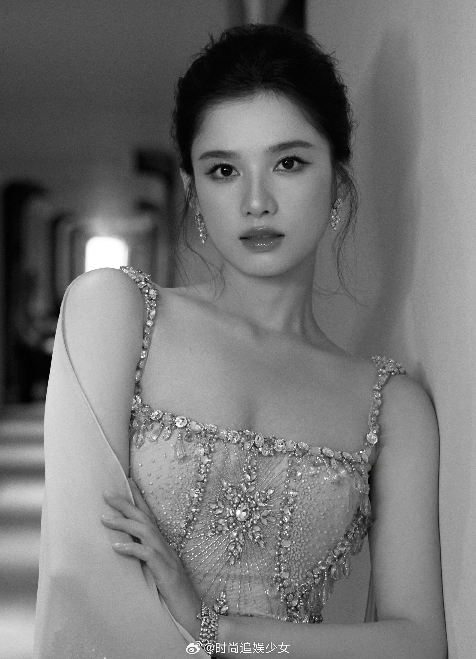 张婧仪白玉兰走两次红毯张婧仪白玉兰走了两次红毯太喜欢看婧仪走红毯了，今晚直接解锁