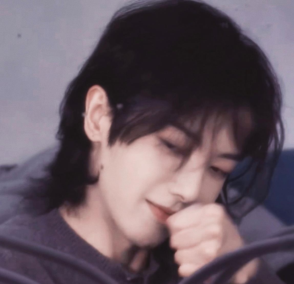 你以为人间只是背景板，直到有人走进画框。
不是风景升级了，是你的瞳孔被重新对焦。