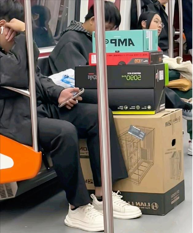 这不是赤裸裸的炫耀是什么？
5090的显卡、X870的主板、联力的机箱，最上面那