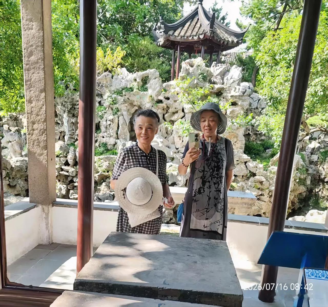 三十八度来到了怡园：在面壁亭镜子前照一张，后面有假山。