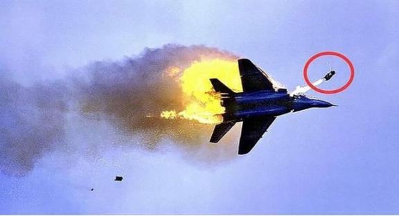 惊天警示！俄乌战场传来血的教训，我们最先进的歼20，绝不能再抱着火箭弹不放了，打