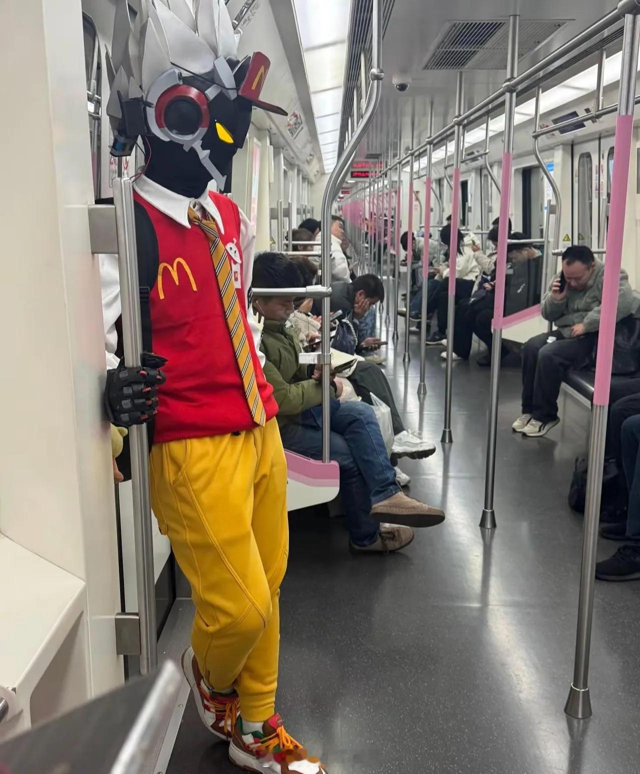 武汉在武汉坐地铁什么都能遇到🥲 武汉