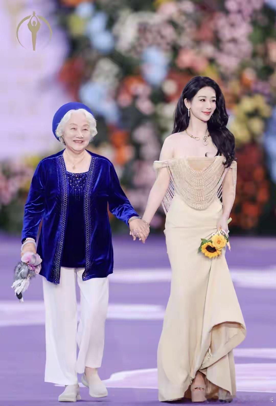 百花奖这一夜，杨紫杨幂同穿裸色长裙，一个明媚松弛一个满脸疲惫 