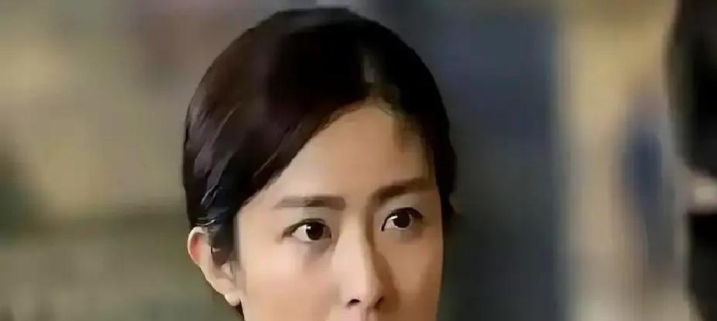 200天只拍哭戏，横店小透明一夜翻身
 
她每天收工后，手机架在宿舍上铺，录一段