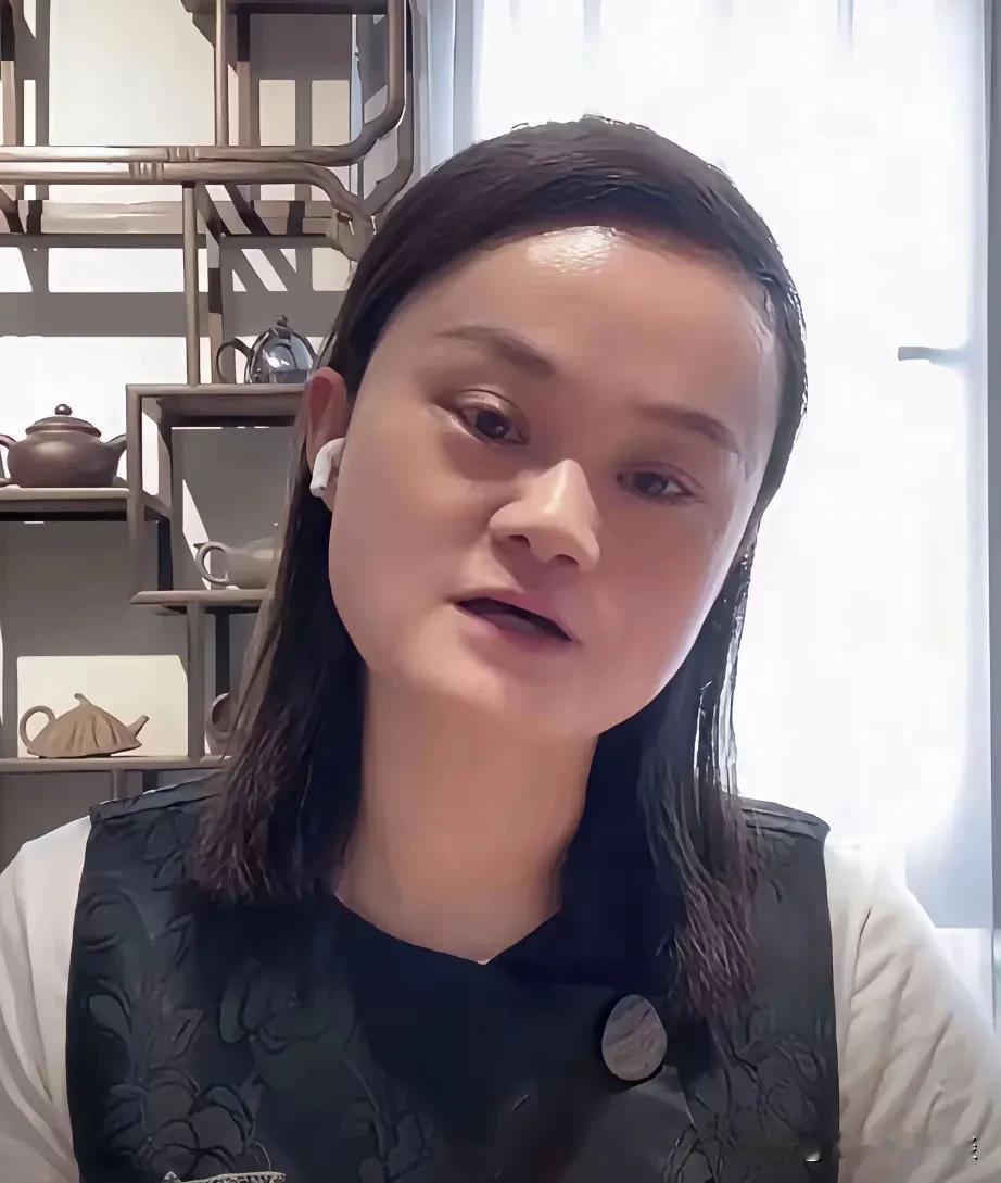 美女她说她找不到家人了，谁帮她联系到家人有重谢，她说他哥哥特别有钱，到时候会给一