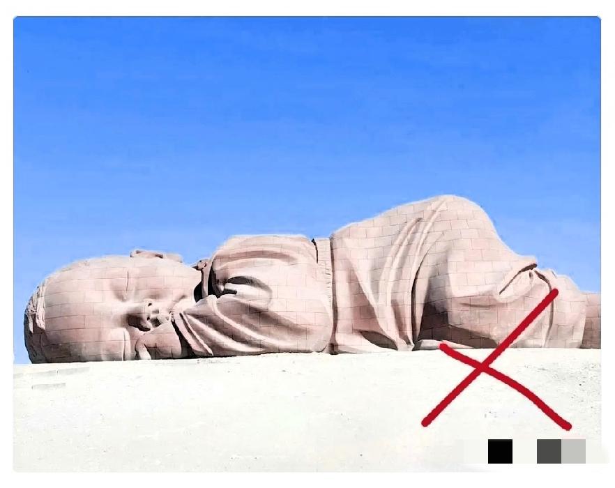 西安那个“空洞娃娃”终于被吊车弄走了。

老百姓拍手叫好，甚至觉得连呼吸都顺畅了