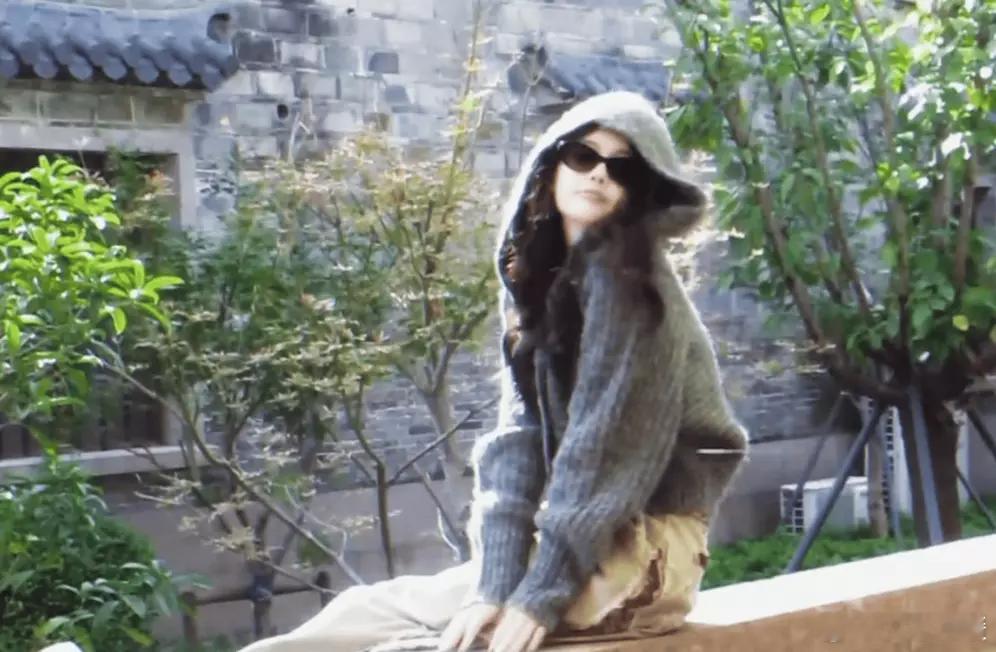 文亦娱乐郑合惠子穿针织外套露迷人香肩！甜笑wink少女感十足 