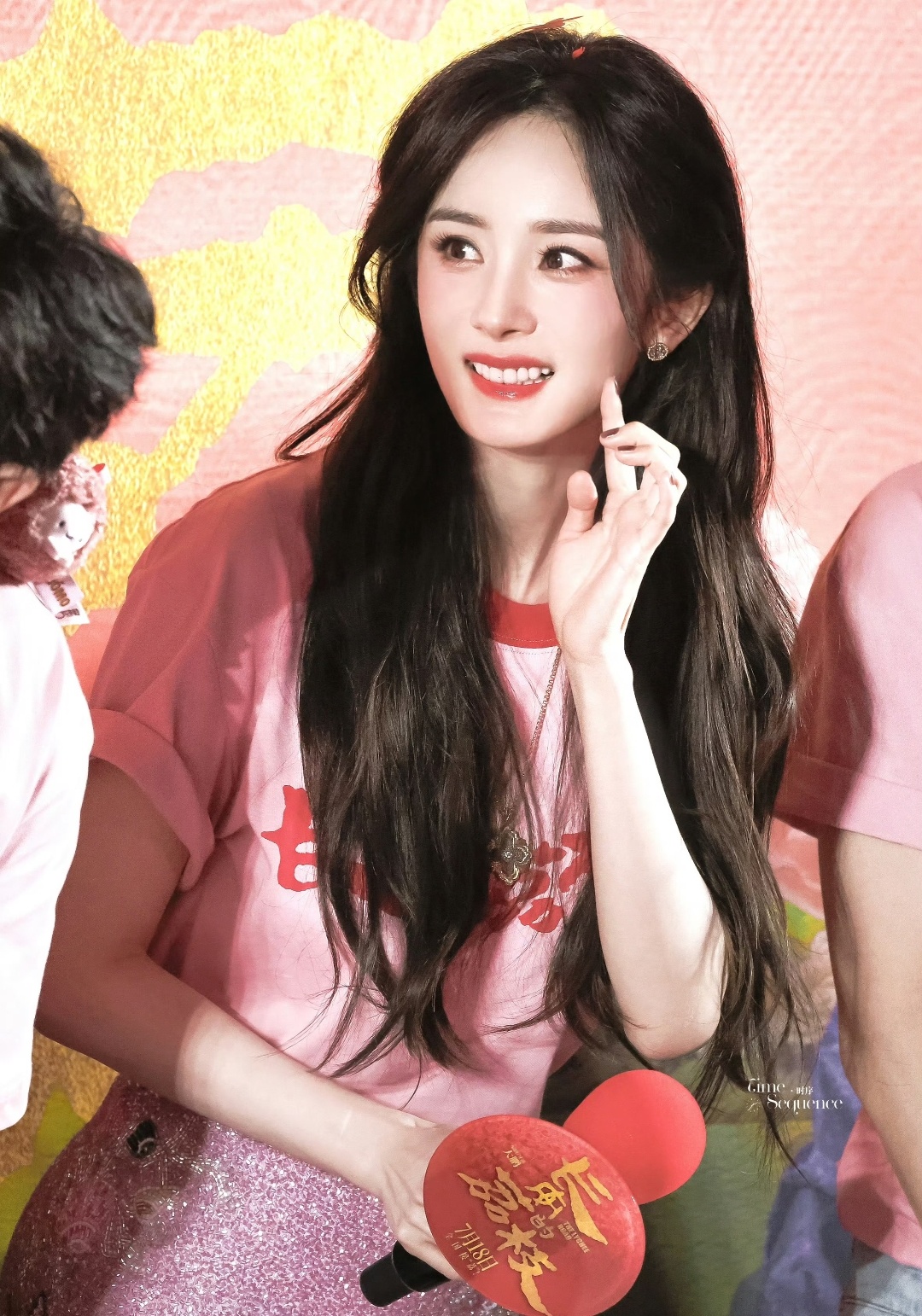 谁懂杨幂笑起来的反差感杨幂有自己的夏日战术 杨幂不笑是冷脸御姐，一笑起来立刻月牙