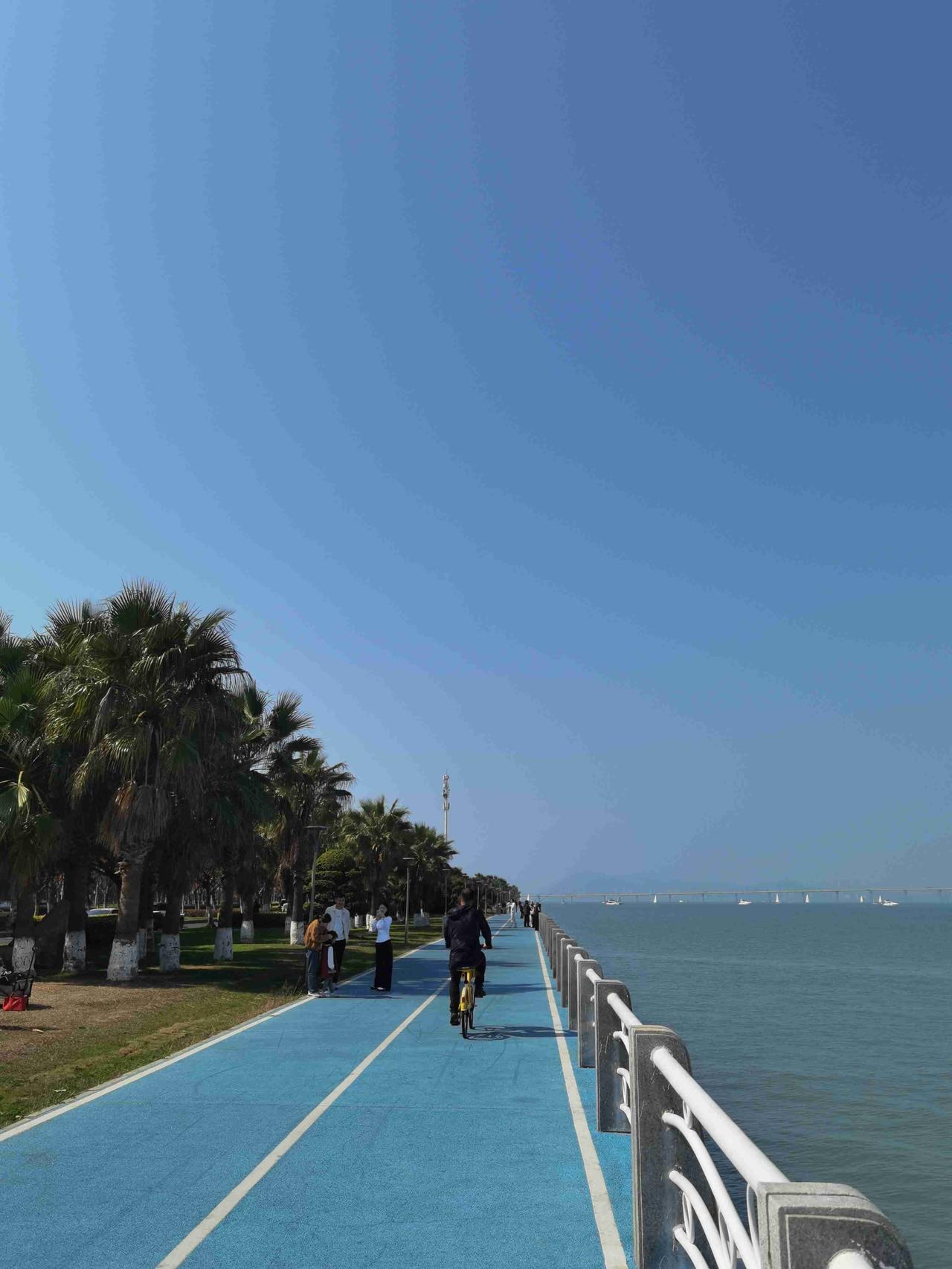 我的今日状态：😁轻松愉快
我这里的天气：☁️阴天
今天周五，昨天下了一天的雨，