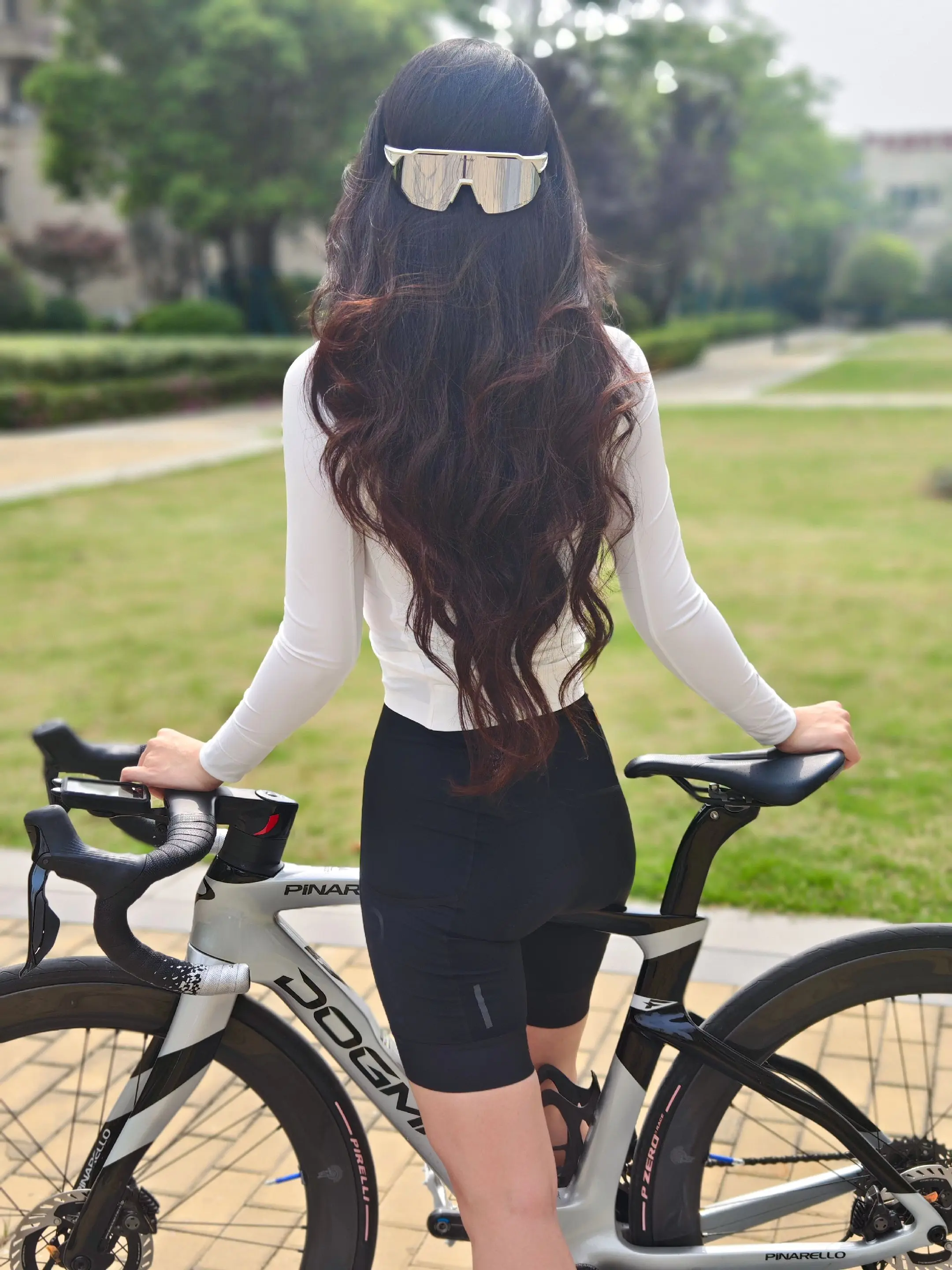 泪水打湿码表架  发誓追上波加查 800瓦女骑库库出片的一天，镜片色彩...