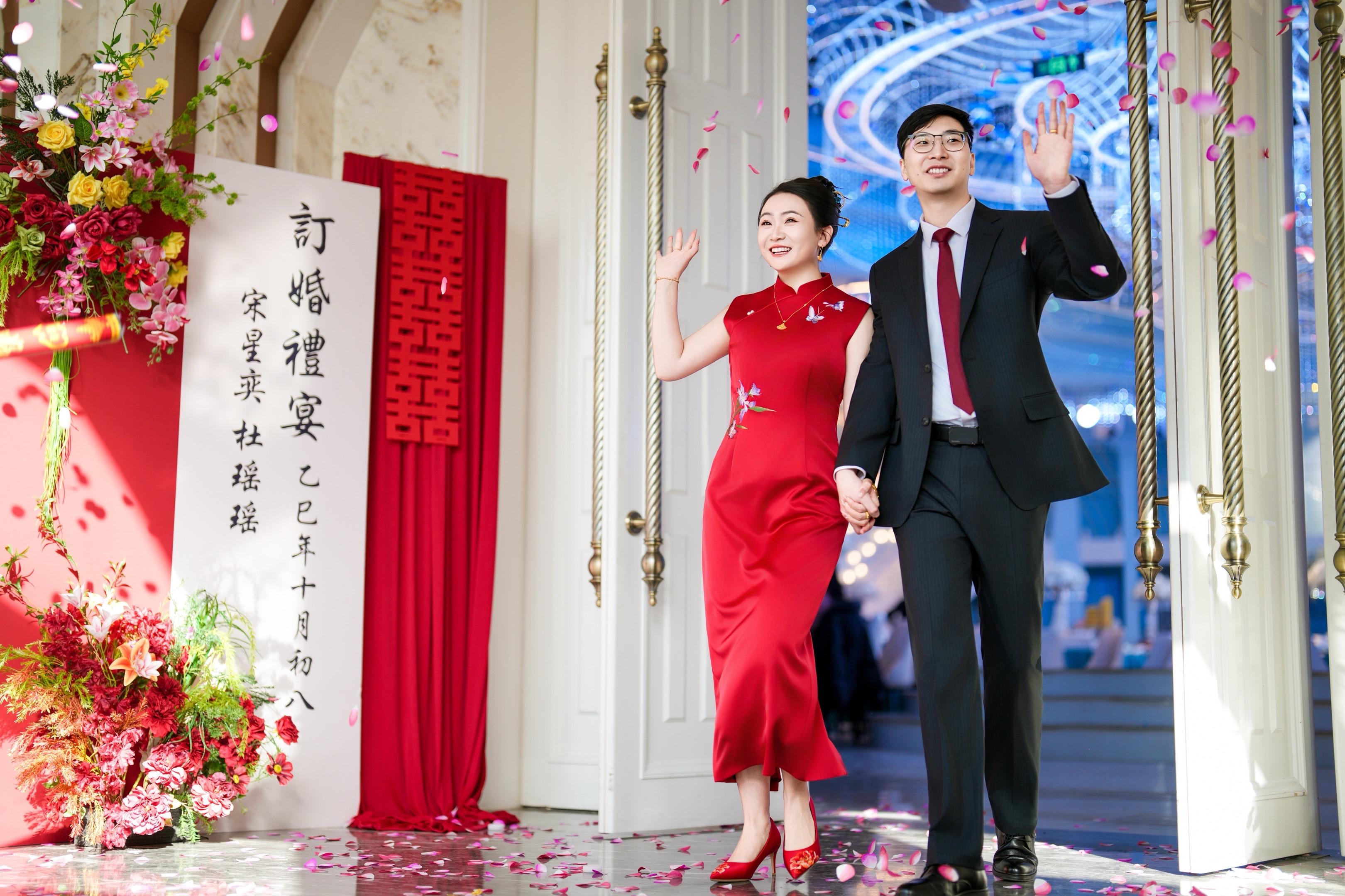 定格一瞬，约定一生。一场订婚宴，满眼温柔爱意，祝福今天最帅的你和最美的她！