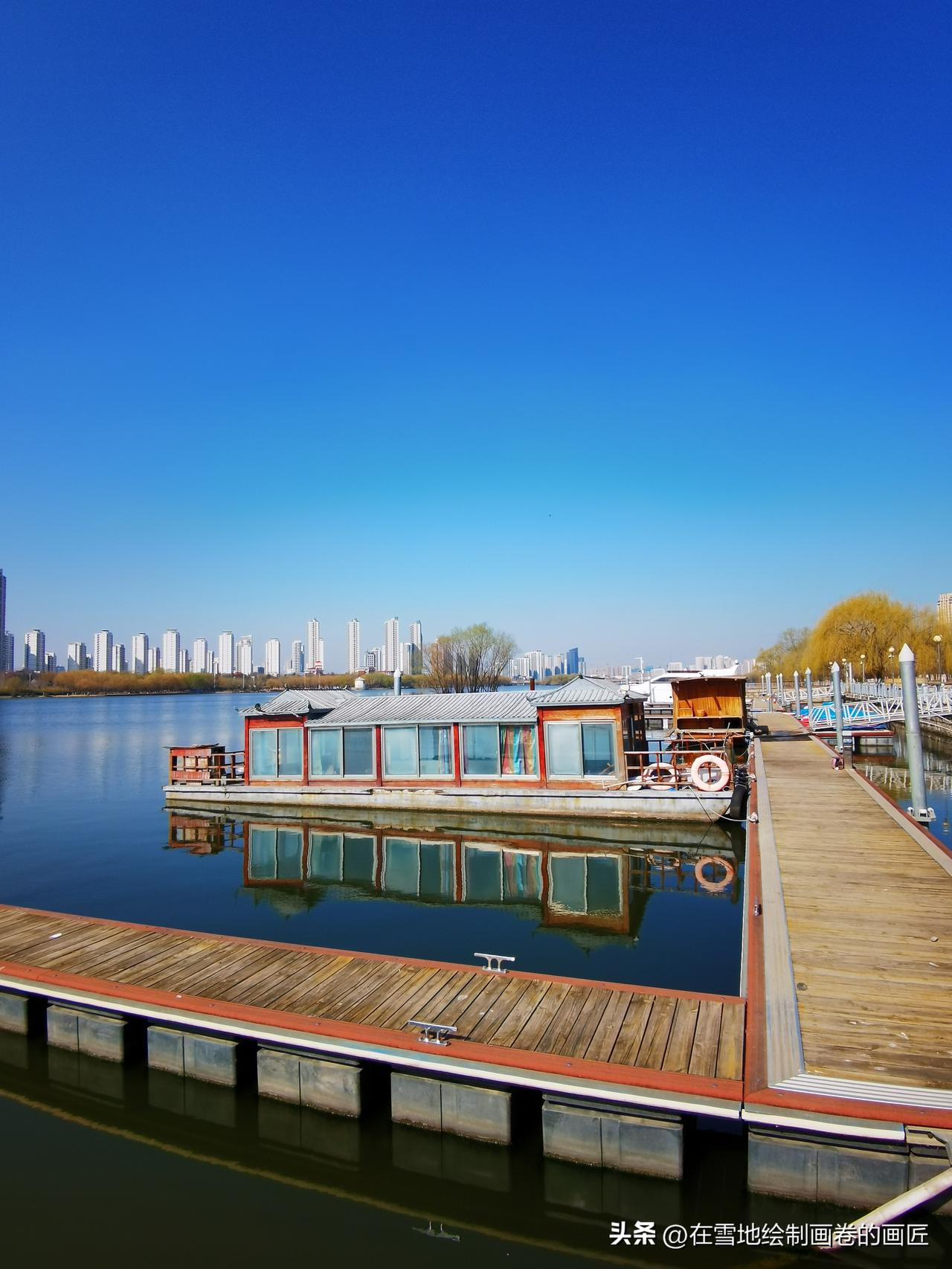 小区里有十几个退休的处级干部，有几个还是朋友。刚退下来的时候，还在小区里见过，过