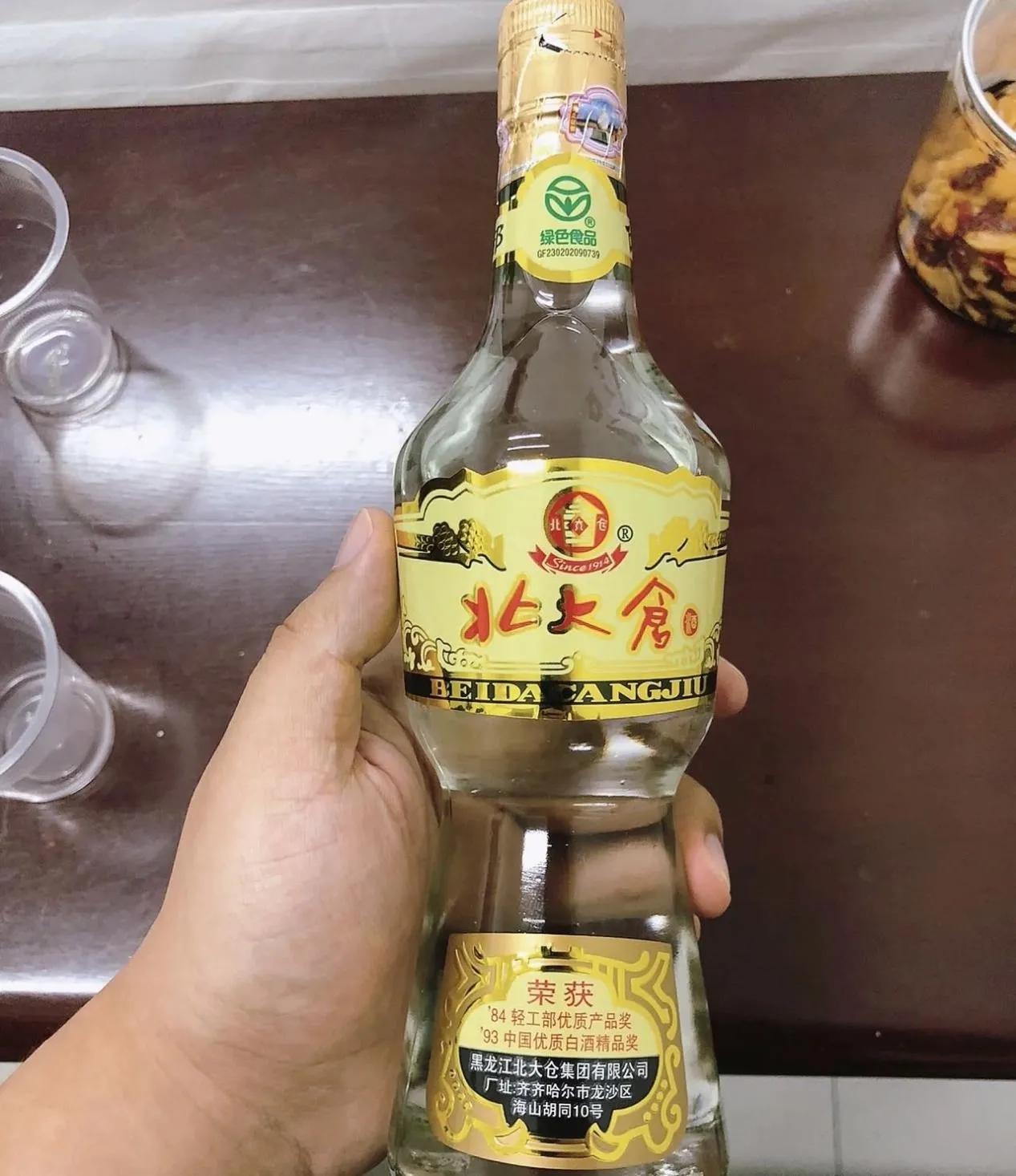 上海70后同学聚餐，“餐桌白酒”竟成了焦点，网友：还是老一辈会喝

昨天上班前在