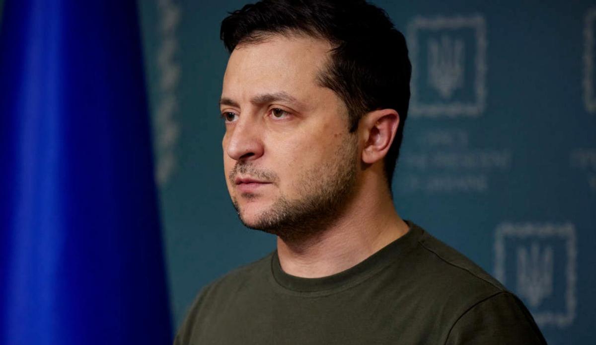 战斗彻底结束，乌军小队从四面八方出现，排着队一起向俄军投降。乌克兰士兵在前线排队