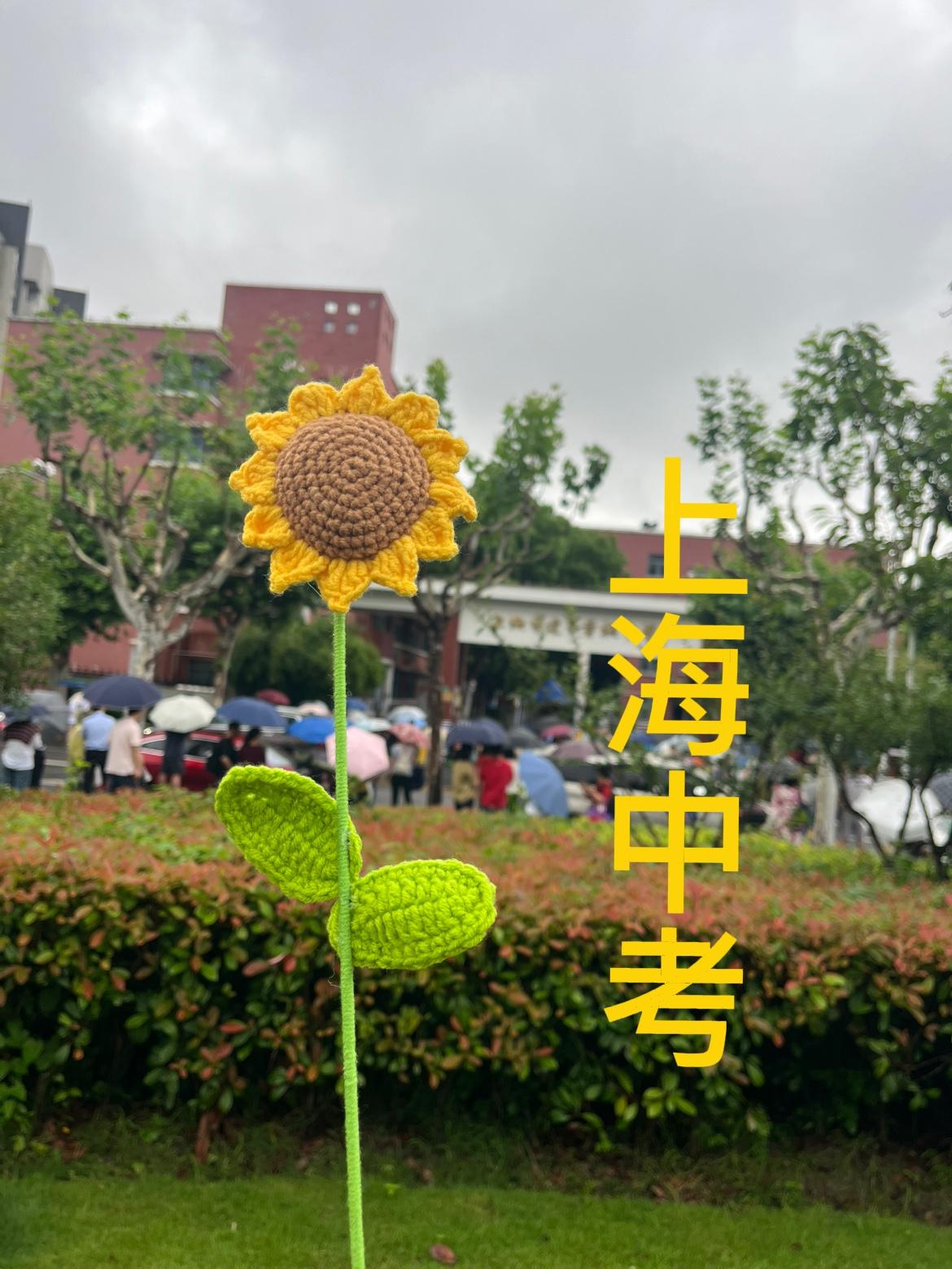 上海中考首日，2名考生走错考点，现场求助后被送往正确考点学校。
貌似上海中考都不