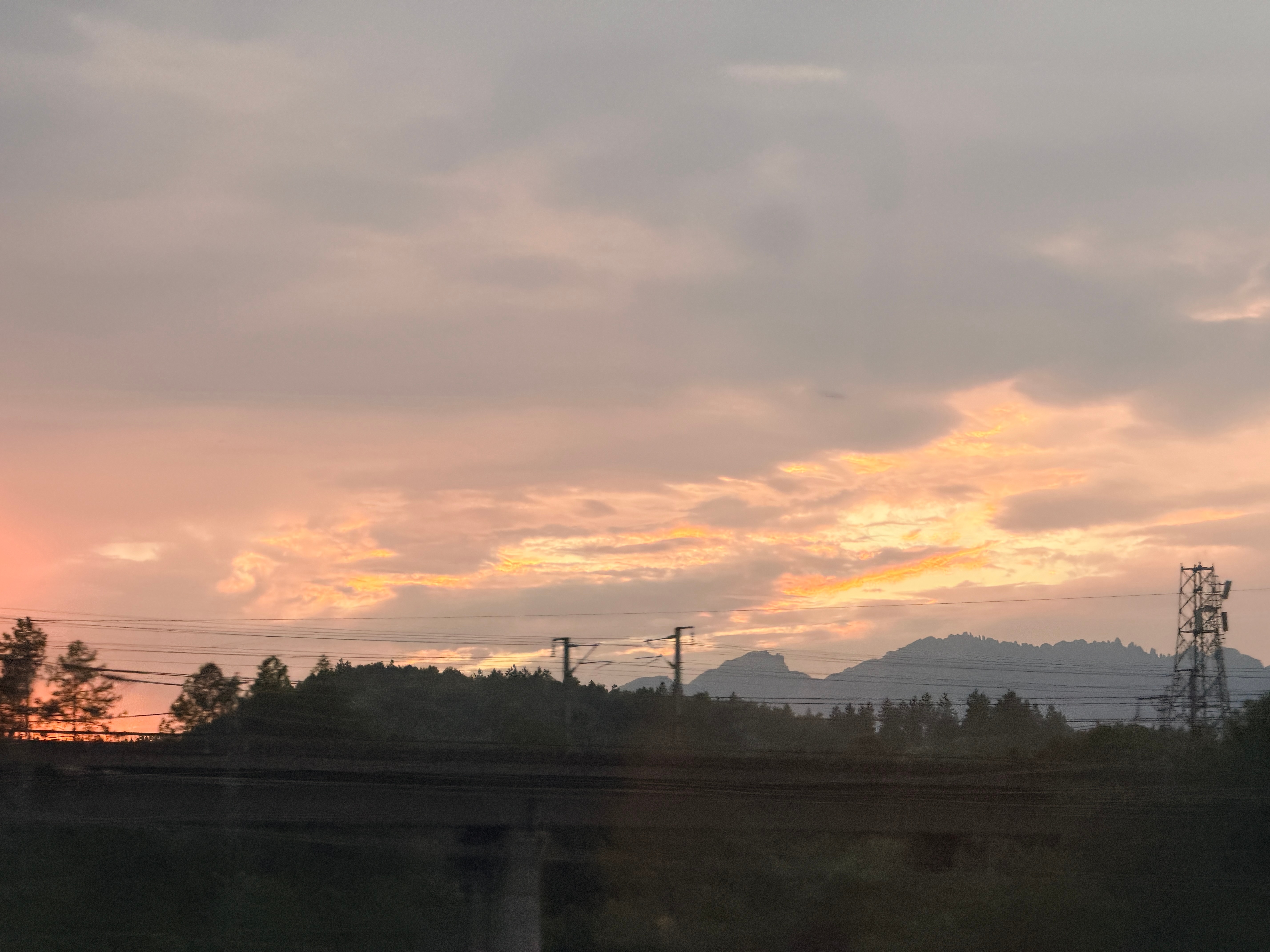 分享一个超美的夕阳，想和哥哥一起看，你那边的天气如何呢？果子们在的城市天气如何呢