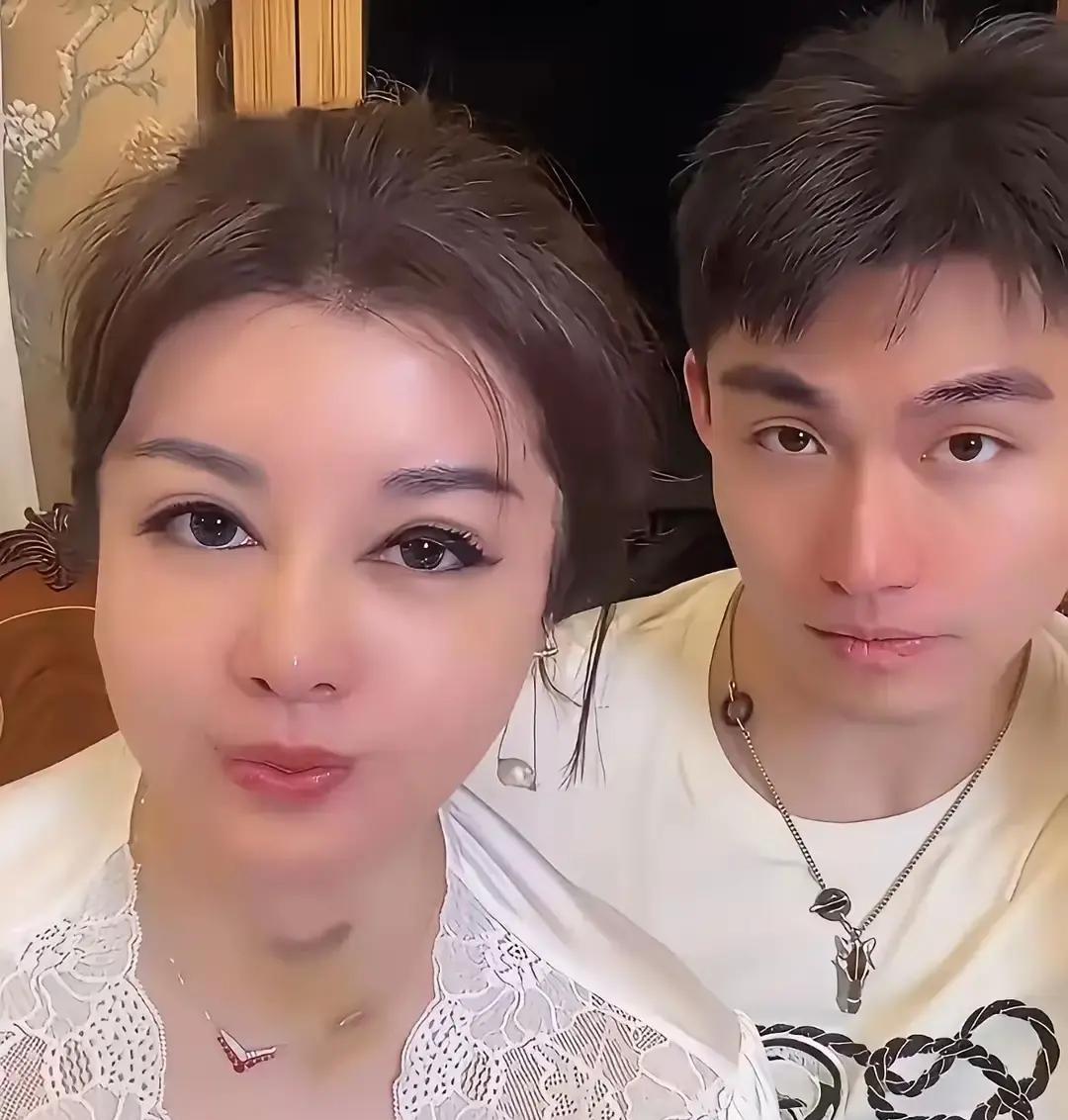 送了他上百万的礼物，才发现这个小我30岁的男友，从一开始就只图我的钱。
直播时没