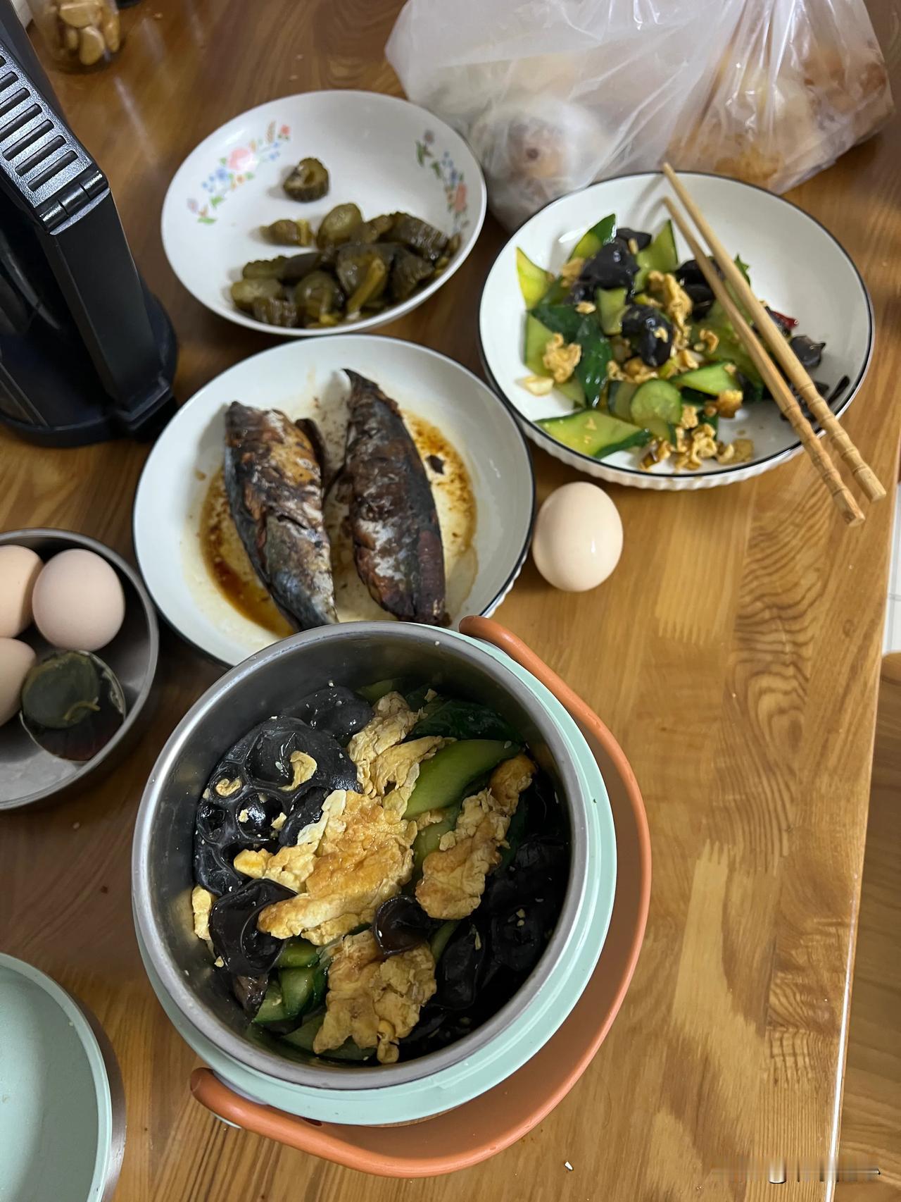 早清儿炒的鸡蛋木须拿上俩烧饼，从家带饭，就是干净卫生[呲牙]简单的早午餐