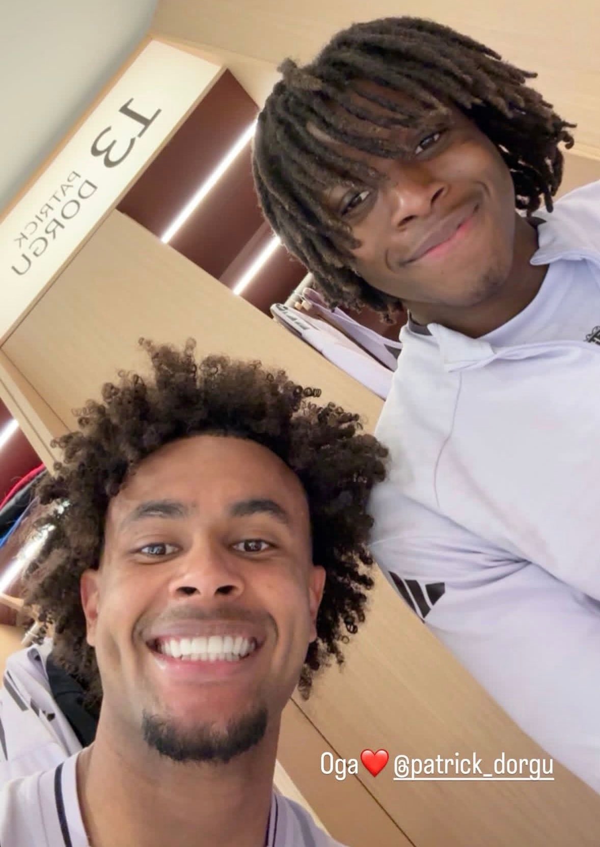 齐尔克泽通过Instagram发布和多尔古在卡灵顿一起训练的照片并配文：老板（大