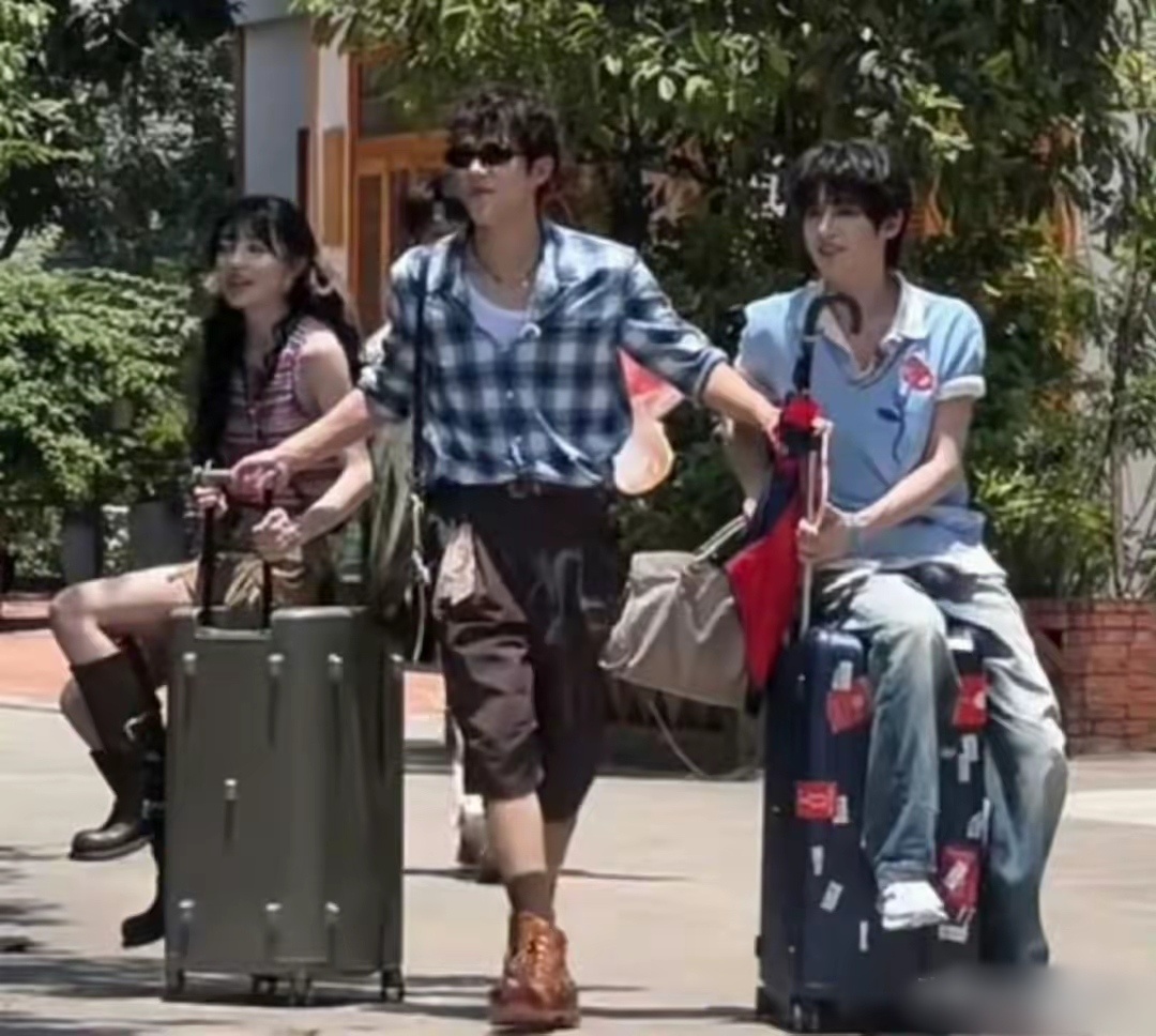 第一个喊王安宇是春游幼师的也太会说了，一手拉田曦薇一手拉黄明昊，大将军这健身成果
