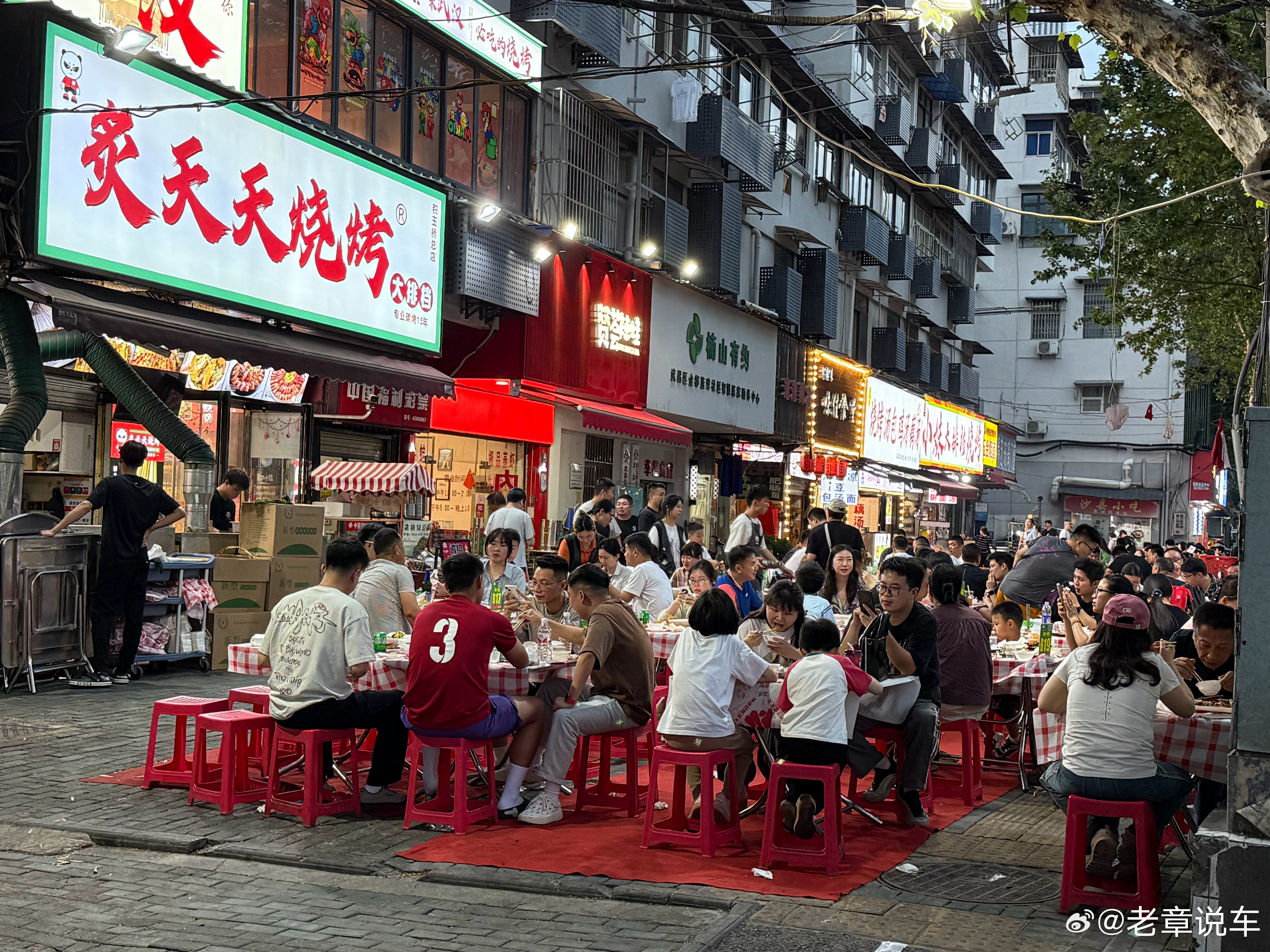 武汉的夜生活开始了，人间烟火武汉美食武汉美食地图 ​​​
