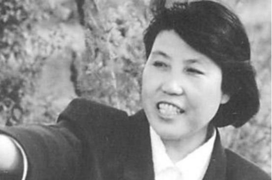1978 年，“铁姑娘”郭凤莲随代表团前往美国。她满怀热情地宣传“大寨精神”，可