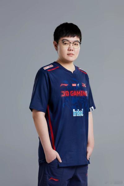 难绷！369昨晚韩服排到两把Zeus 加好友后被要求来虎牙送礼物捧场昨晚T1上单