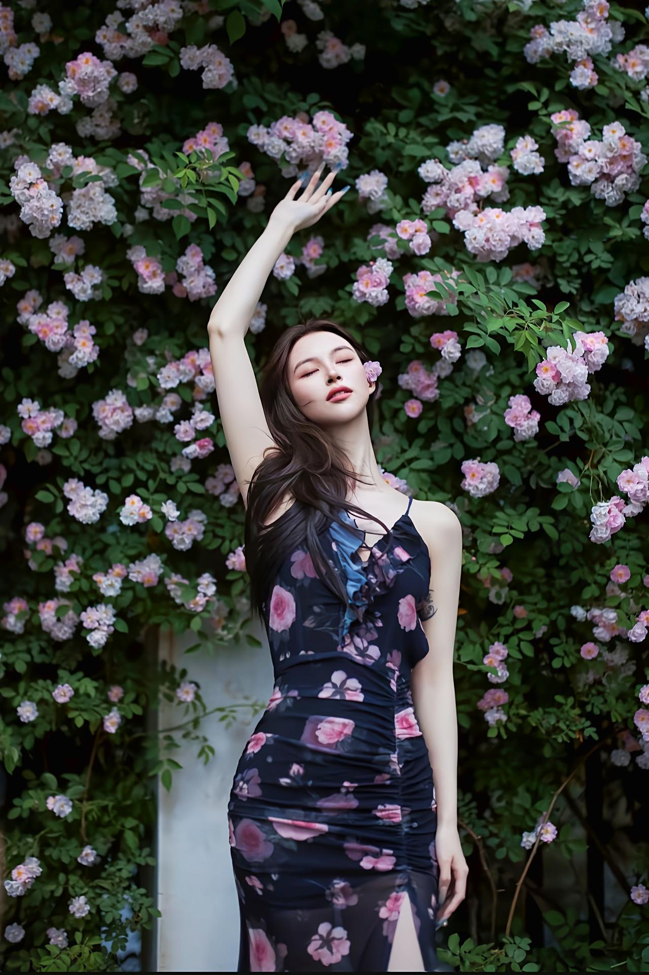 花间美人舞，春光满目来。